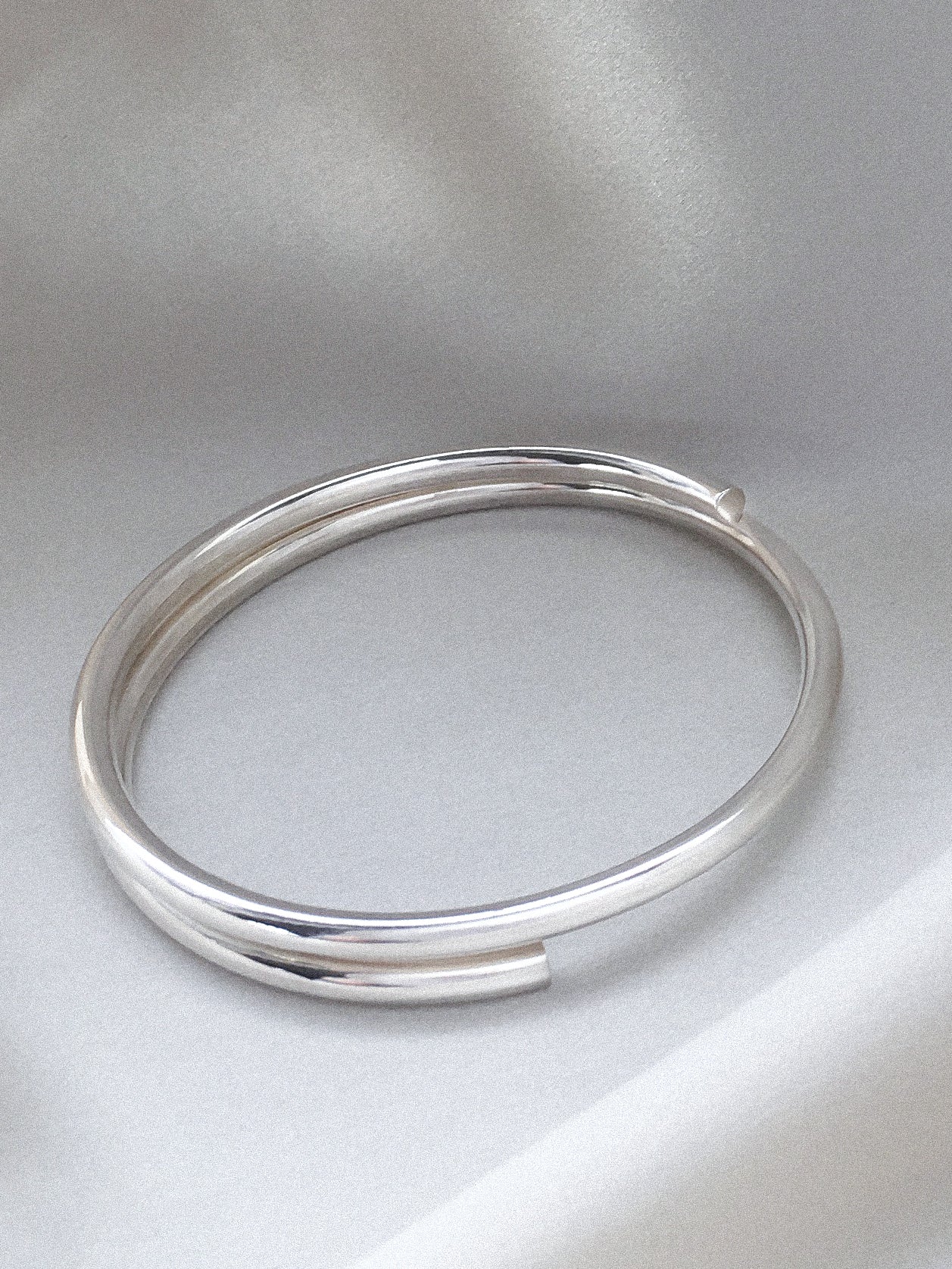 Arc minimalistic Bangle In Silver Sara Robertsson Jewellery