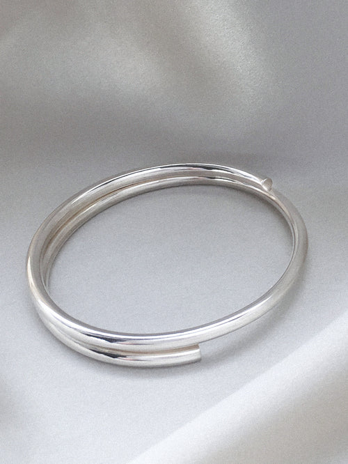 Arc minimalistic Bangle In Silver Sara Robertsson Jewellery