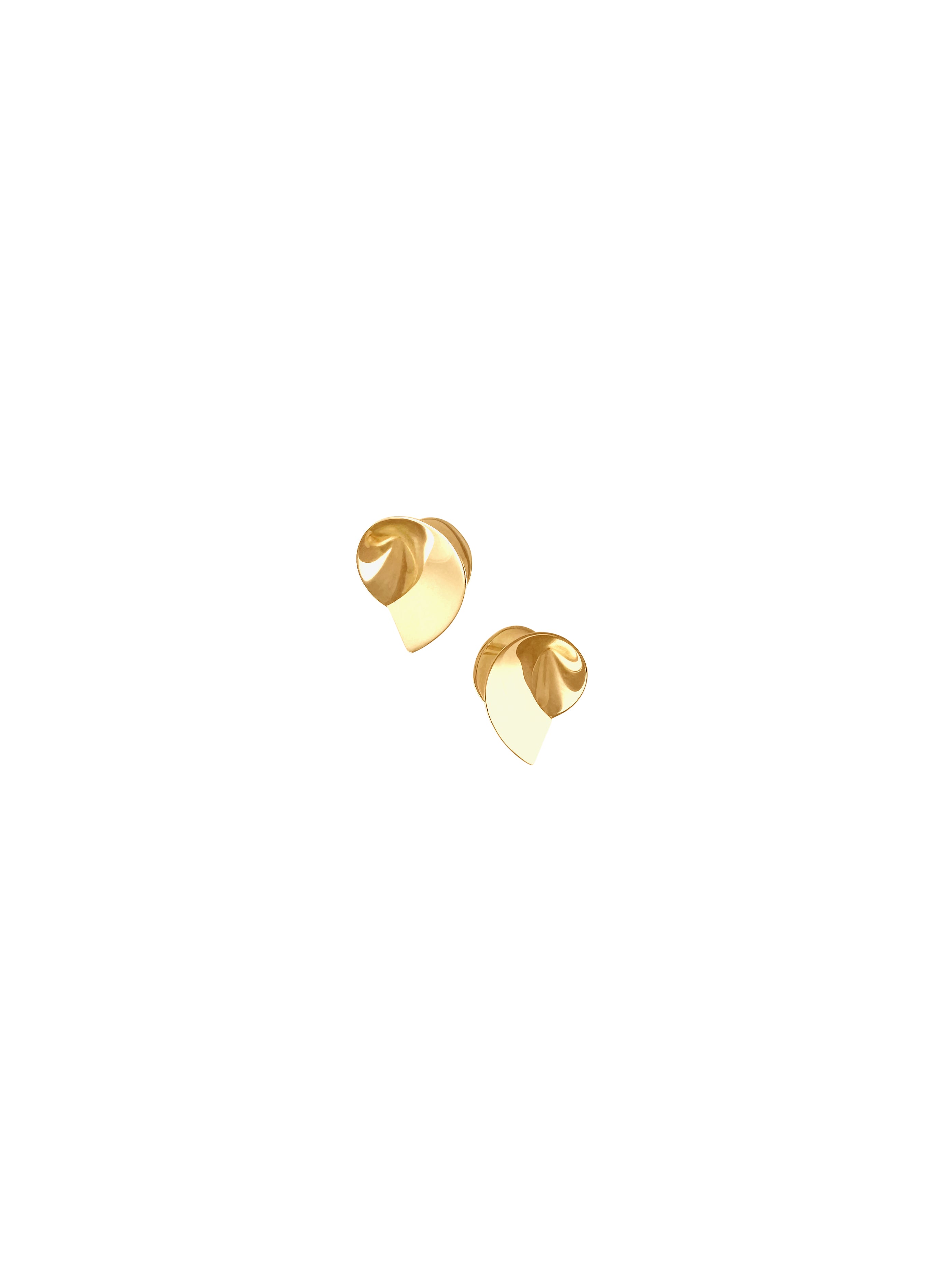 Coil II sculptural handmade earrings in gold vermeil by Sara Robertsson Jewellery. Made in the EU.