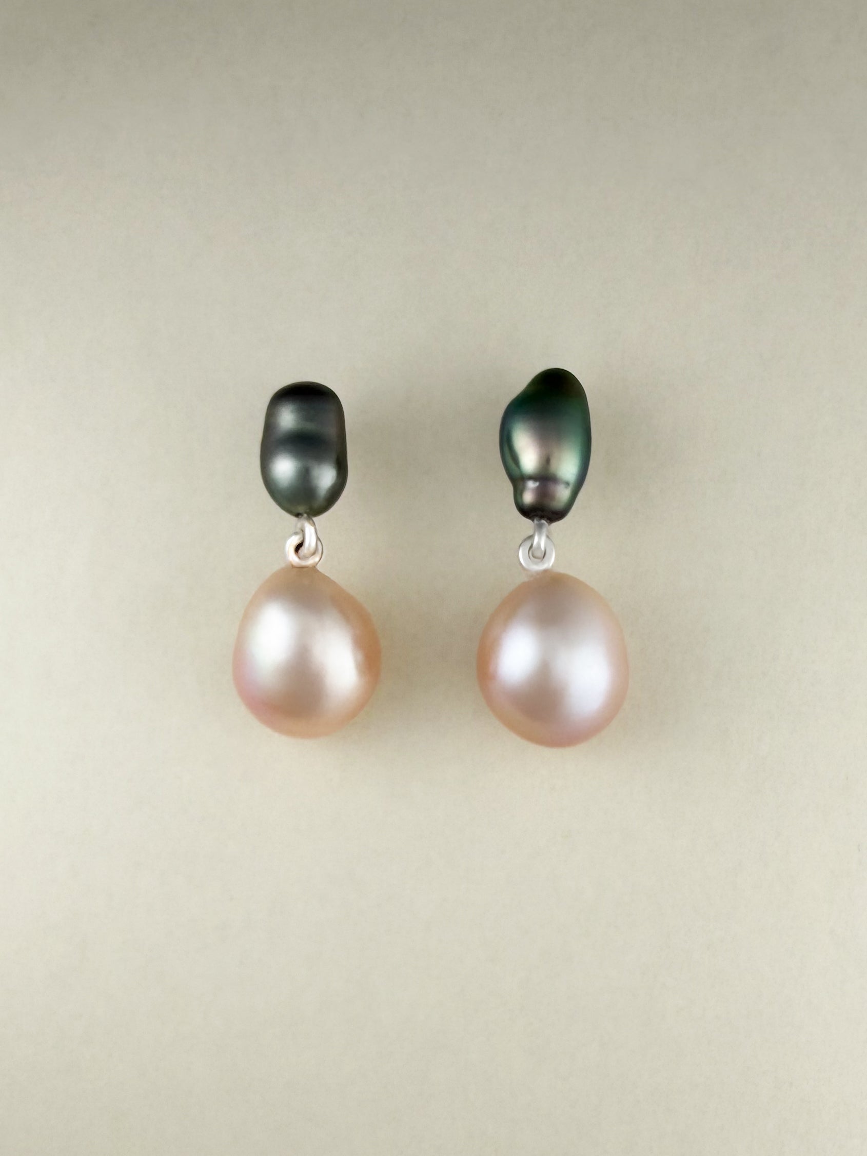 Edition I - Dual Pearl by Sara Robertsson Jewellery with conscious Tahiti Keshi Pearls and soft pink traceable freshwater pearls.