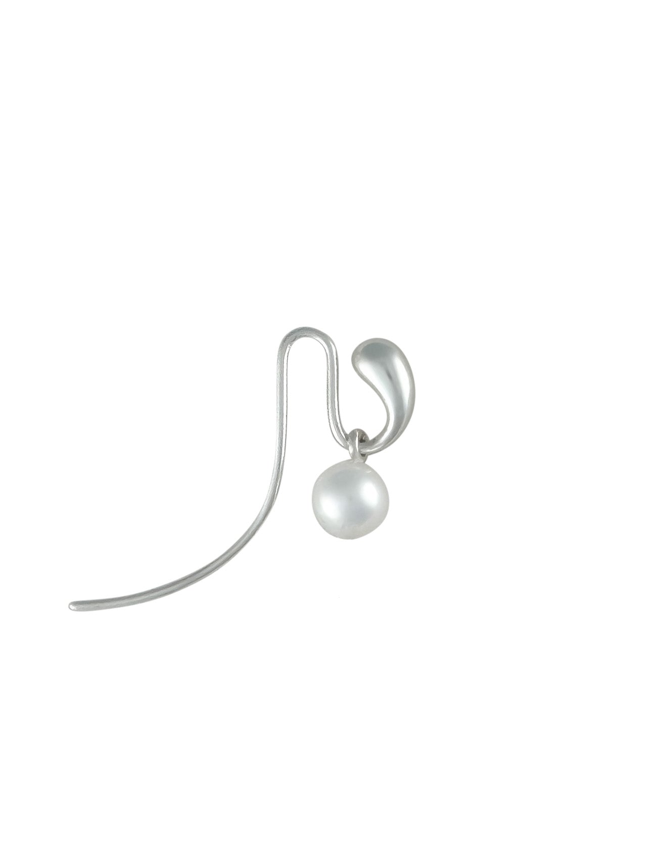 Pendant earrings in silver with single freshwater pearl by Sara Robertsson Jewellery