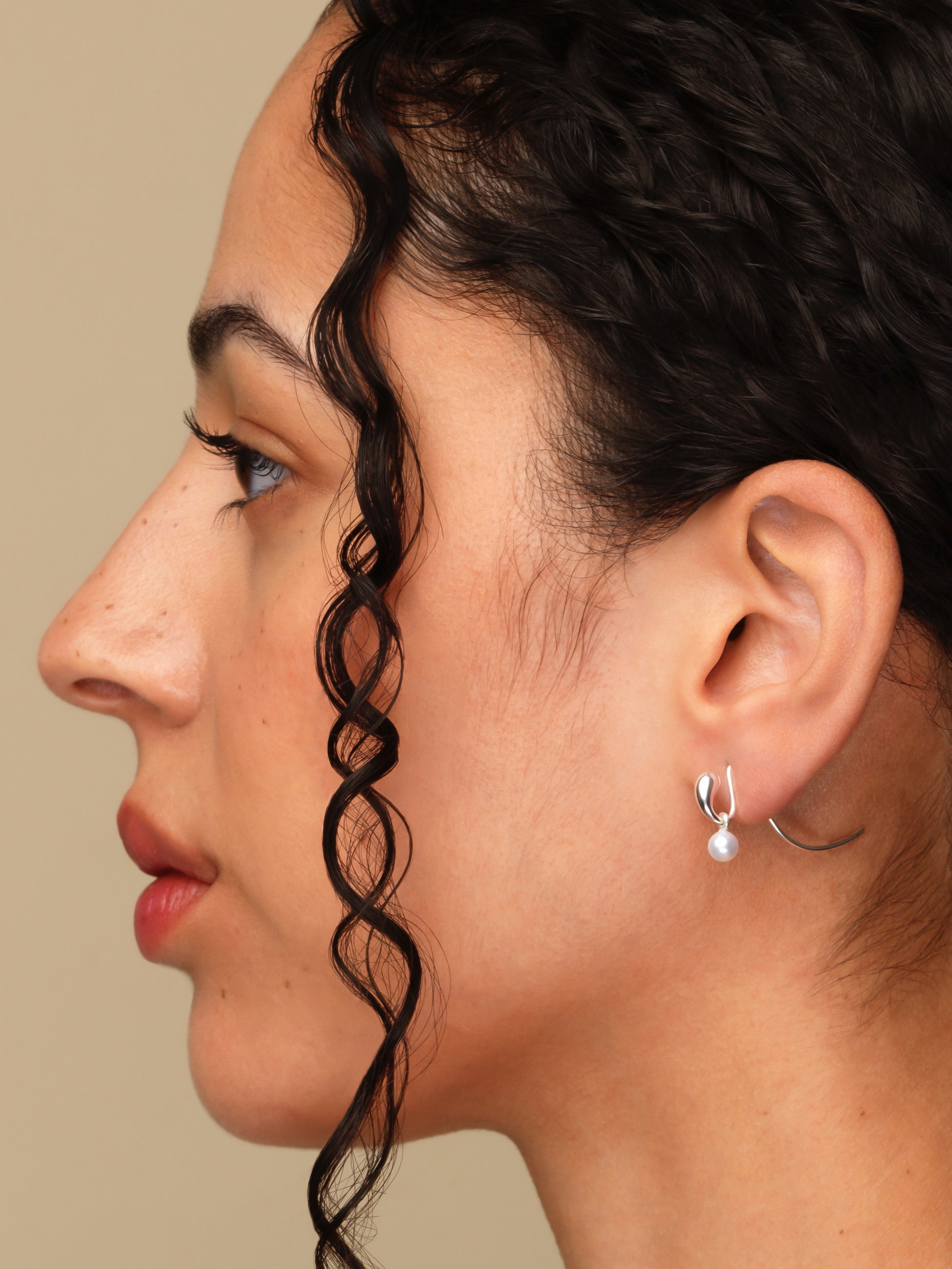 Pendant earrings in silver with single freshwater pearl by Sara Robertsson Jewellery