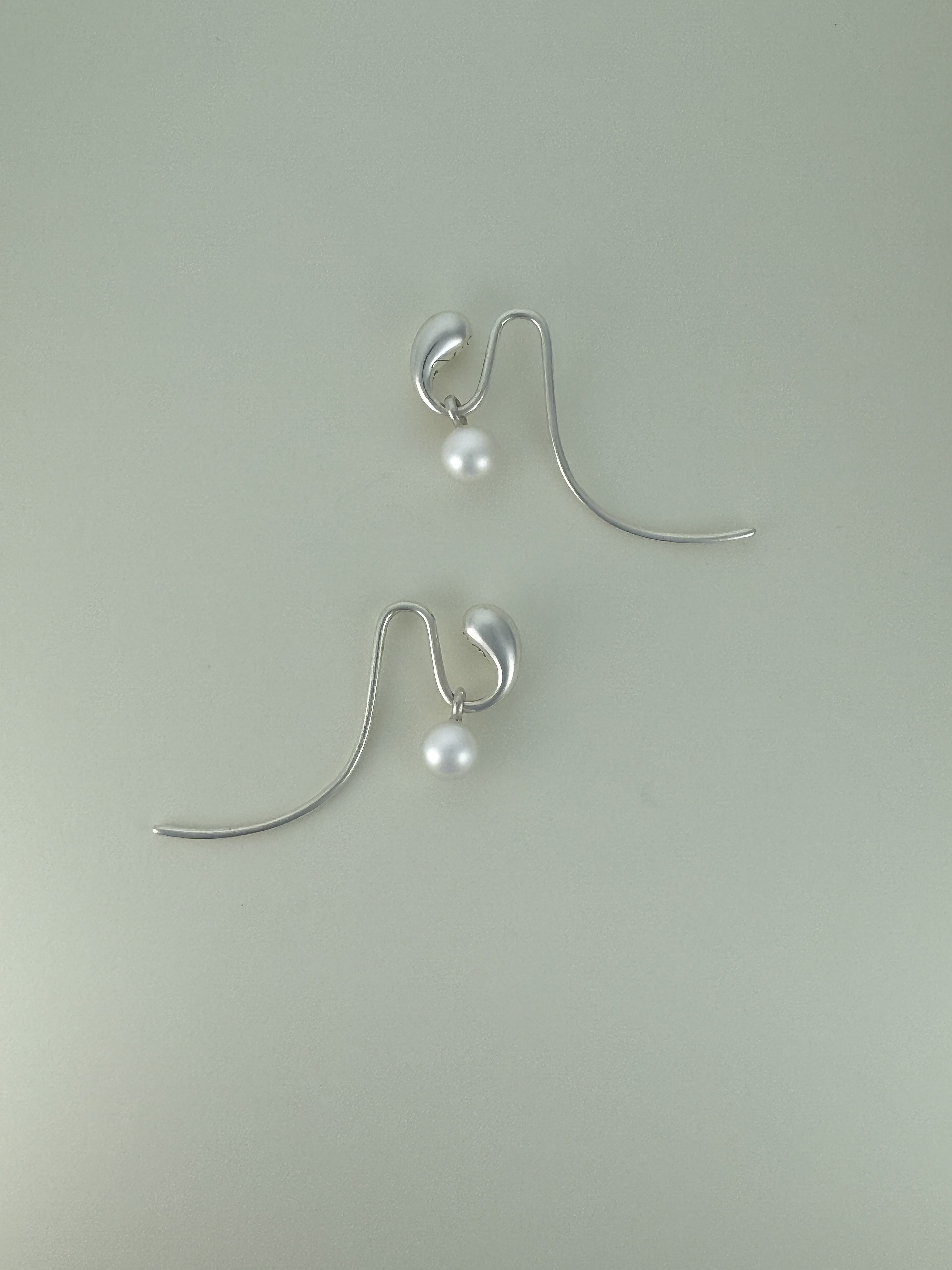 Pendant earrings in silver with single freshwater pearl by Sara Robertsson Jewellery