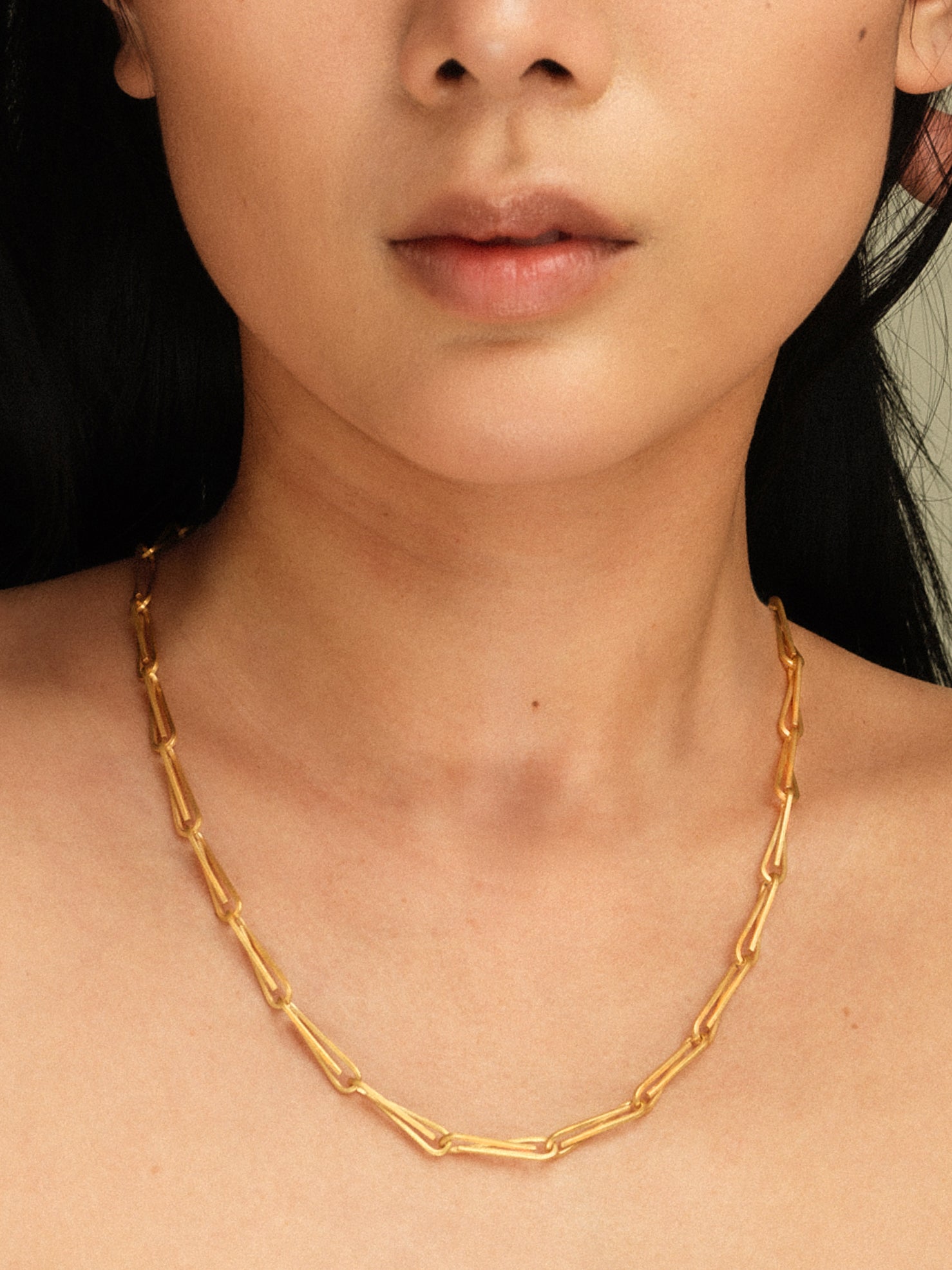 String gold chain long necklace by Sara Robertsson Jewellery on model