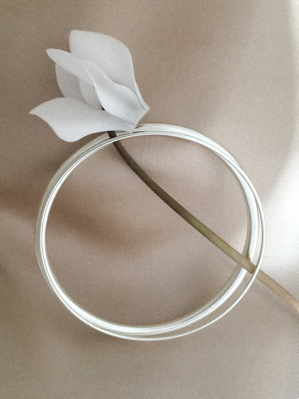 Shadow bangle in silver by Sara Robertsson Jewellery Still with white cyklamen