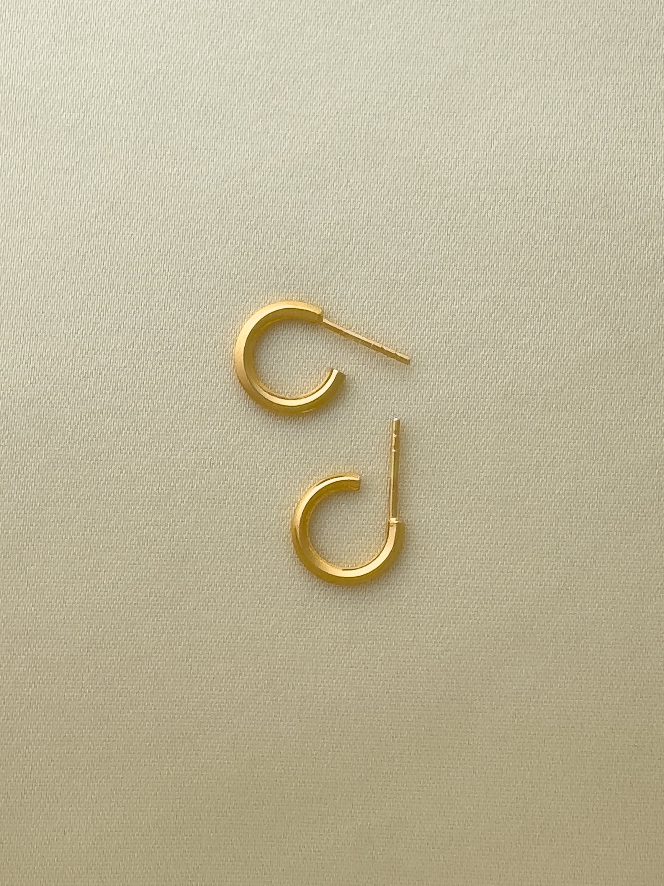 STRING small hoops in gold vermeil - Sara Robertsson Jewellery