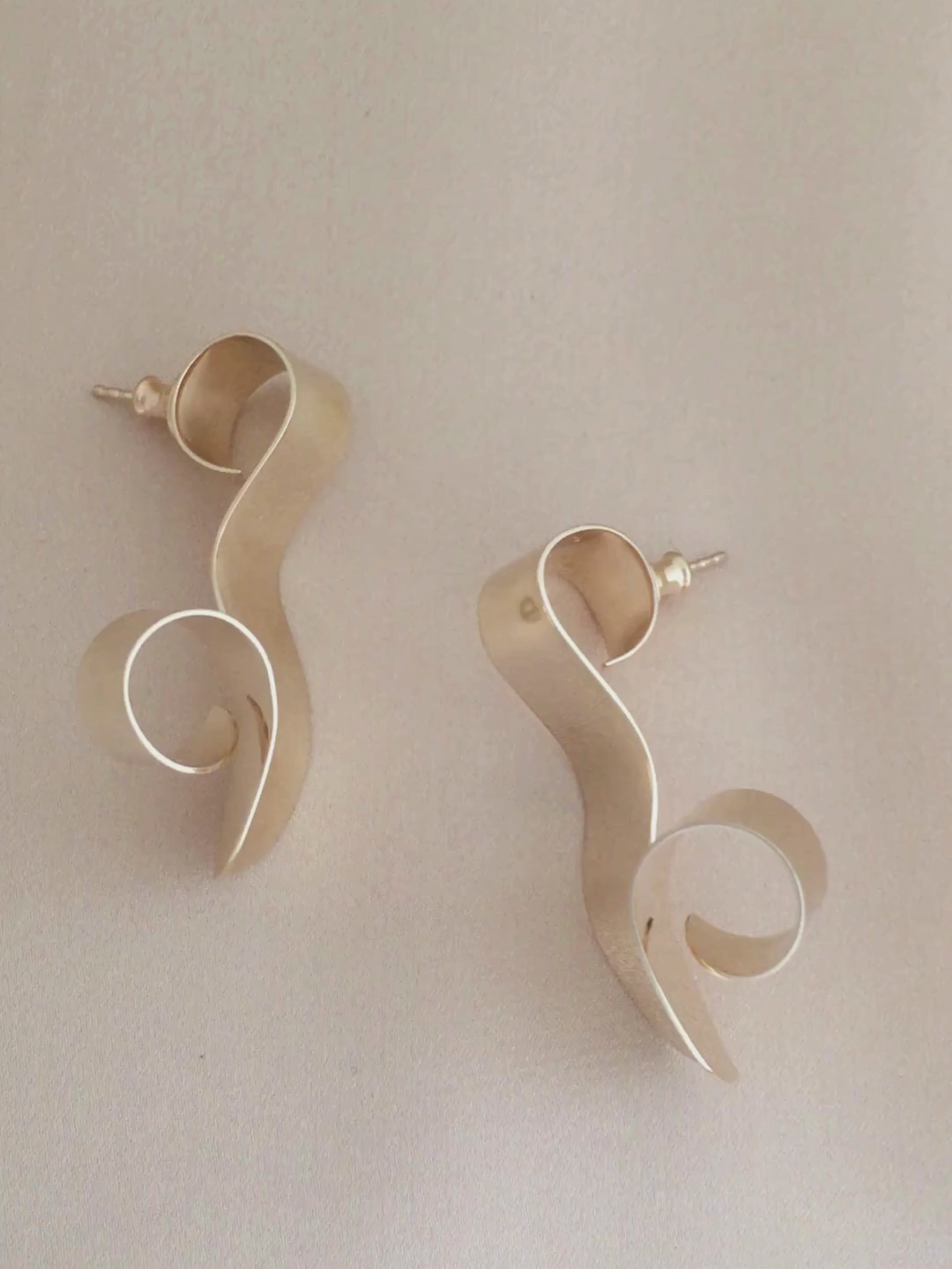 Curled earringsin gold  by Sara Robertsson still video