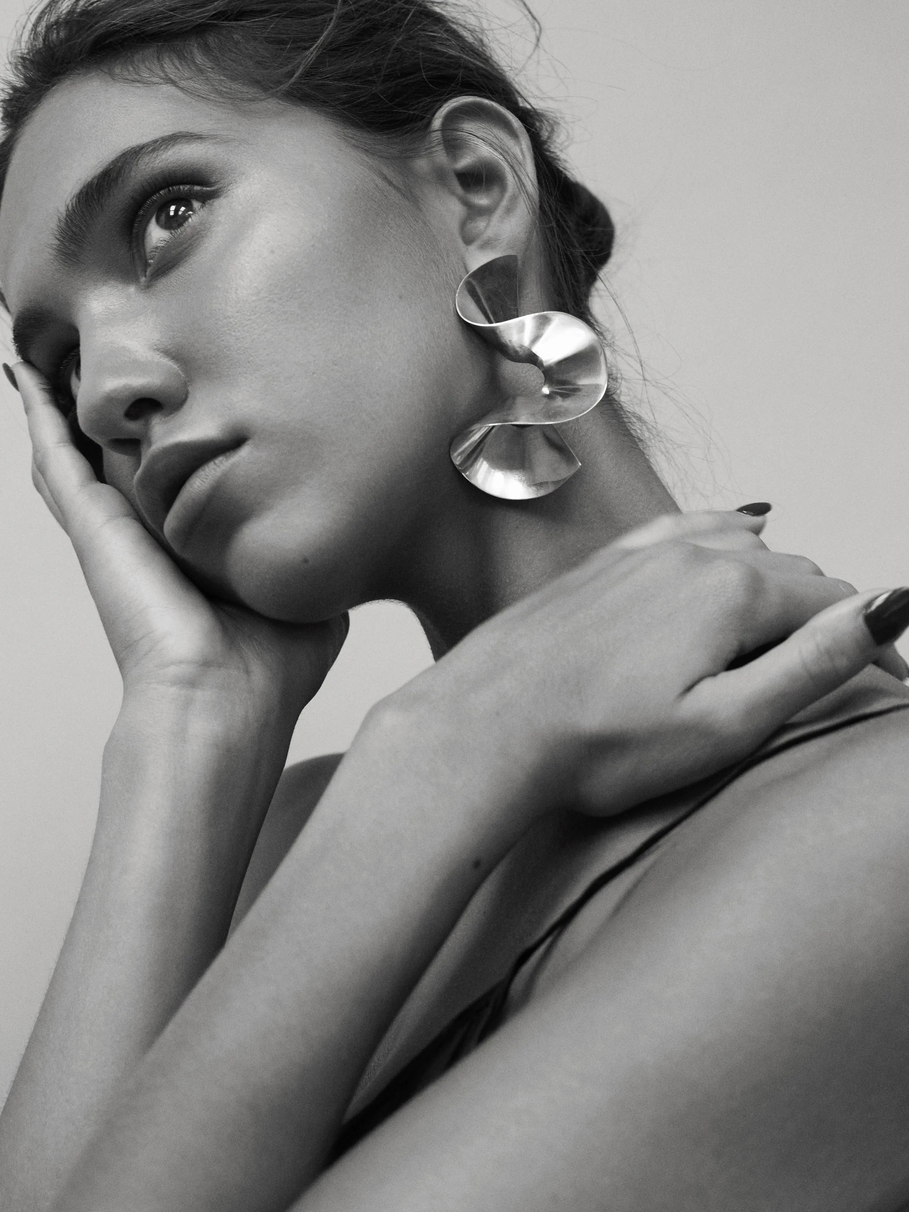 Flounce Single sculptural handmade Earring In Silver Sara Robertsson Jewellery photo by Pauline Suzor