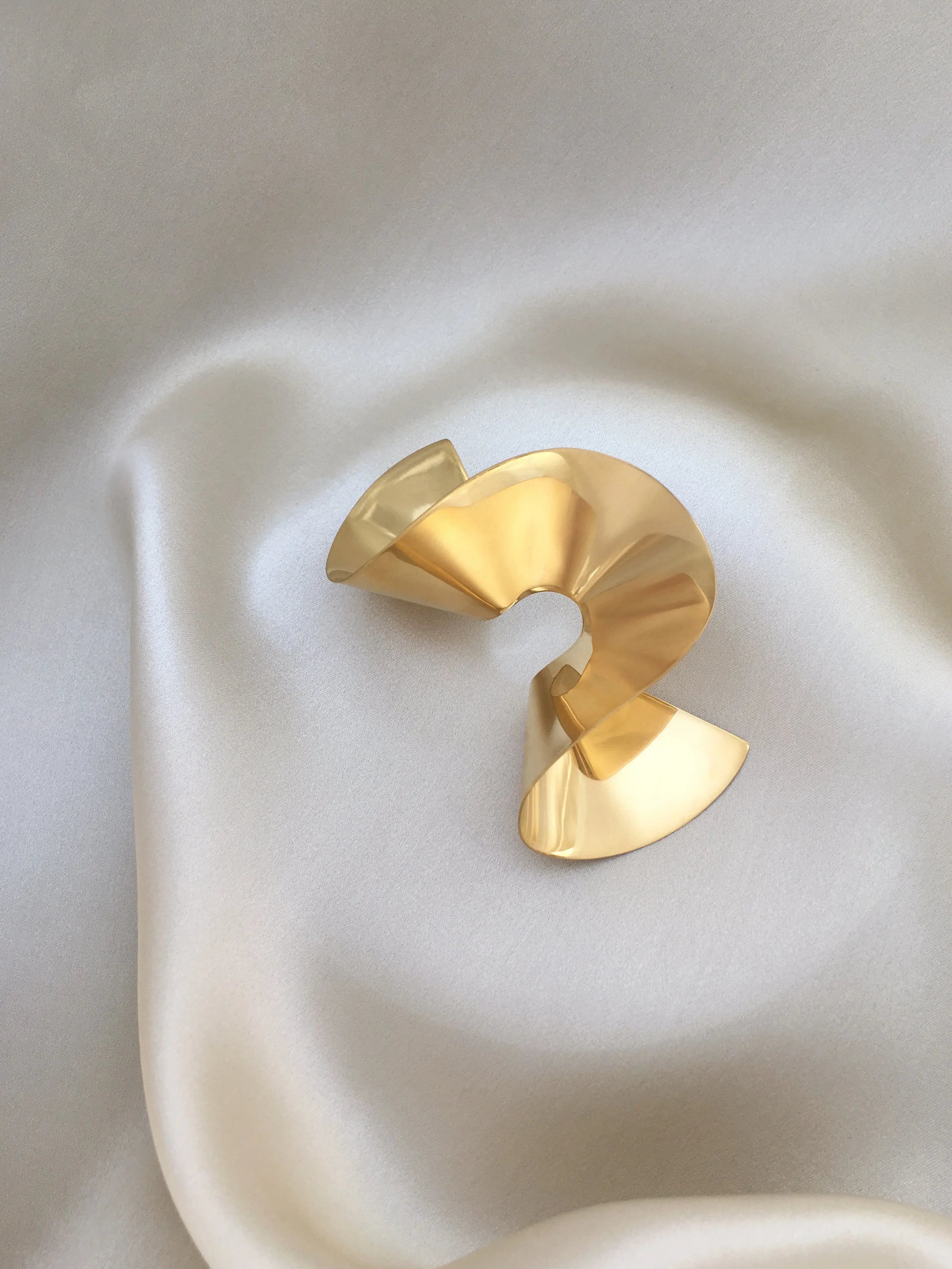 Flounce Single sculptural handmade Earring In Gold Vermeil Sara Robertsson Jewellery