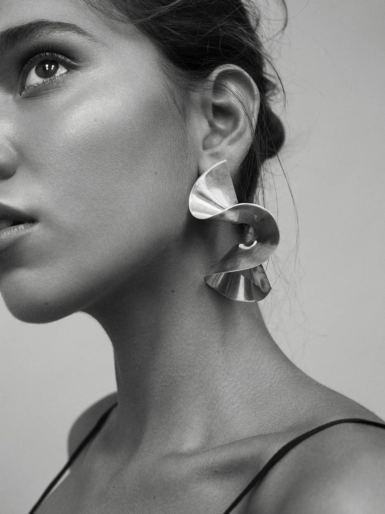 Flounce Single sculptural handmade Earring In Silver Sara Robertsson Jewellery photo by Pauline Suzor