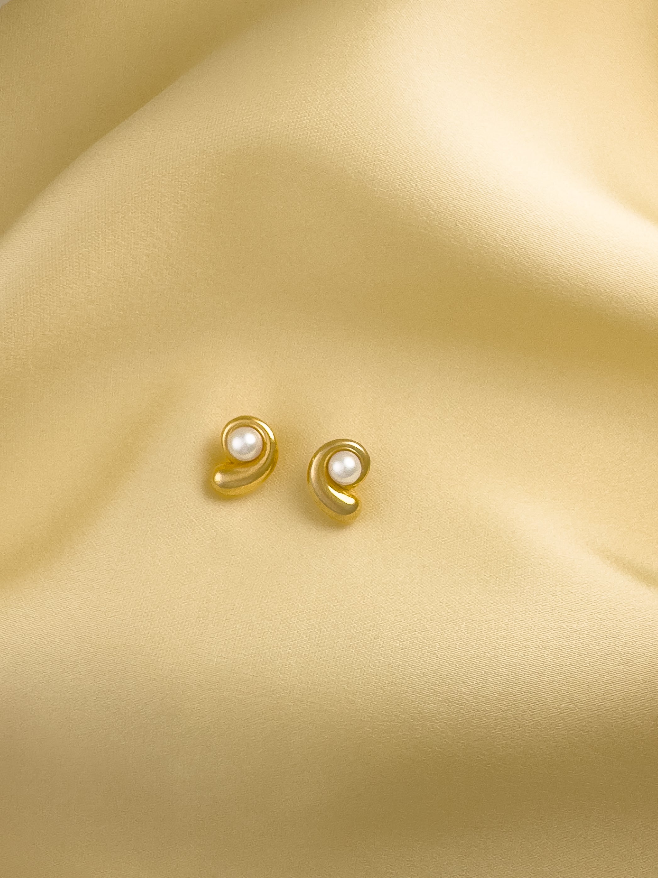 Nautilus pearl earrings gold vermeil by Sara Robertsson Jewellery