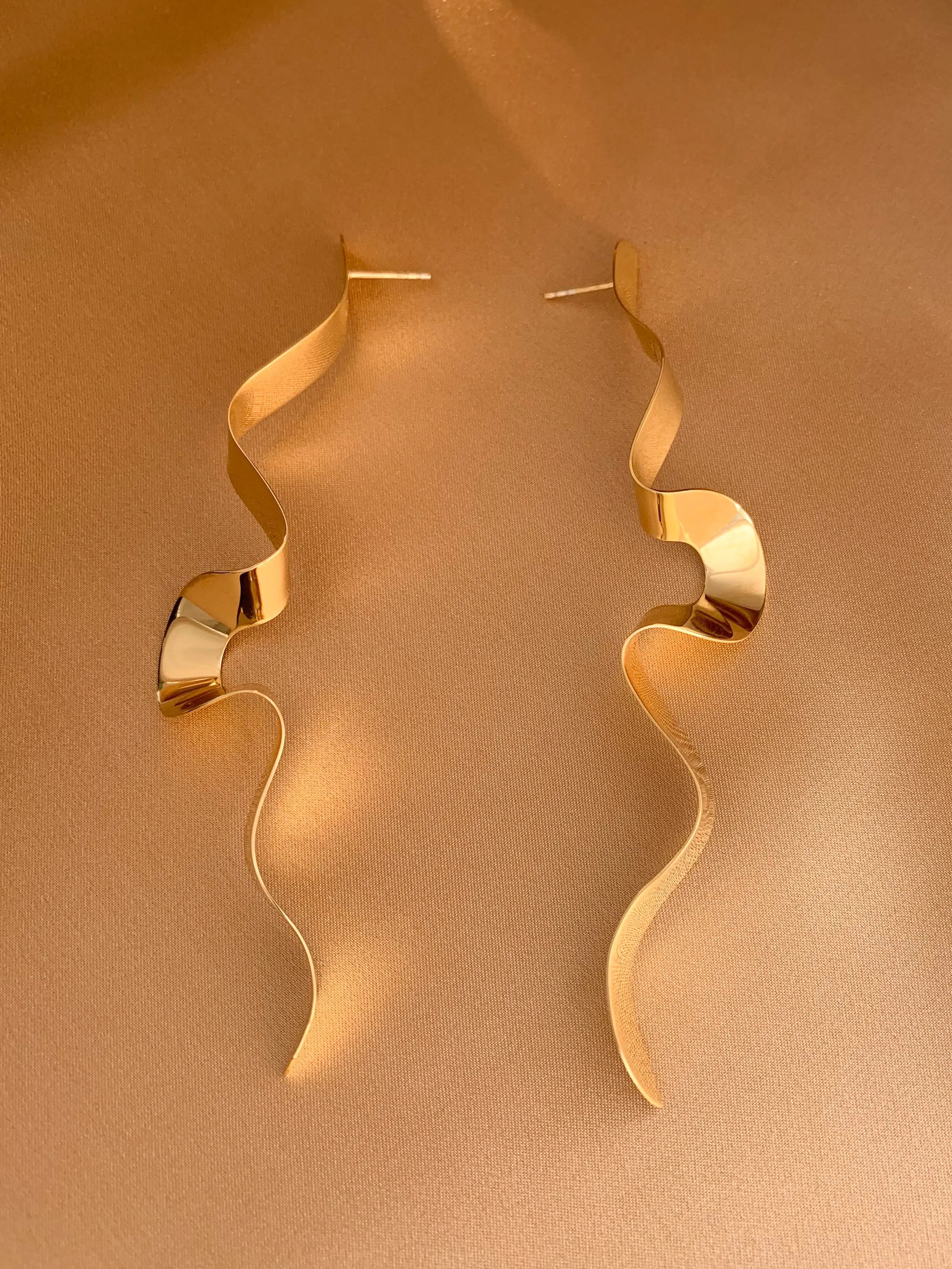 Serpentine sculptural Earrings In Gold Vermeil Sara Robertsson Jewellery